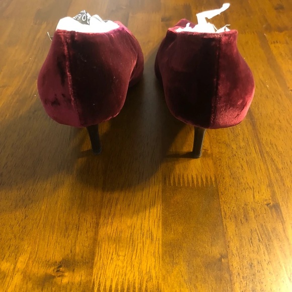 Celine Phoebe Philo V Neck Velvet Pumps | Oxblood | Size 38.5/8.5 - Picture 3 of 7